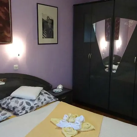 Iris Na Uzvisini S Terasom *